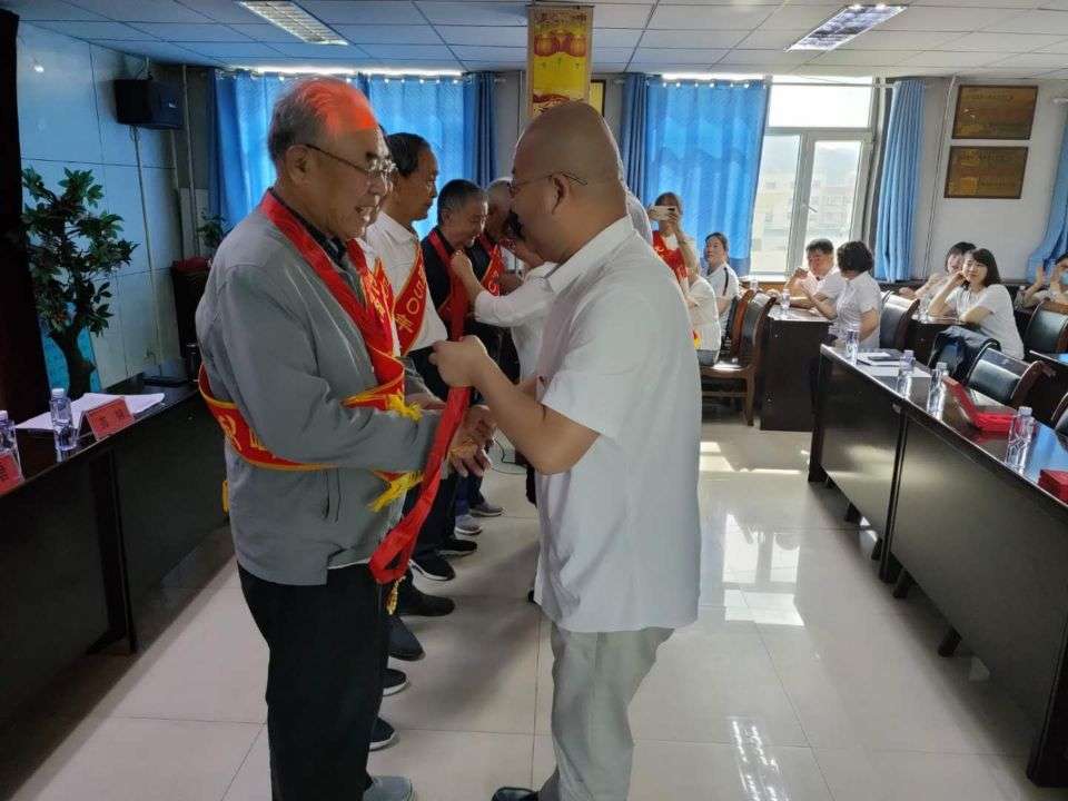 1631521482385408.jpg 頒發50年紀念章.jpg