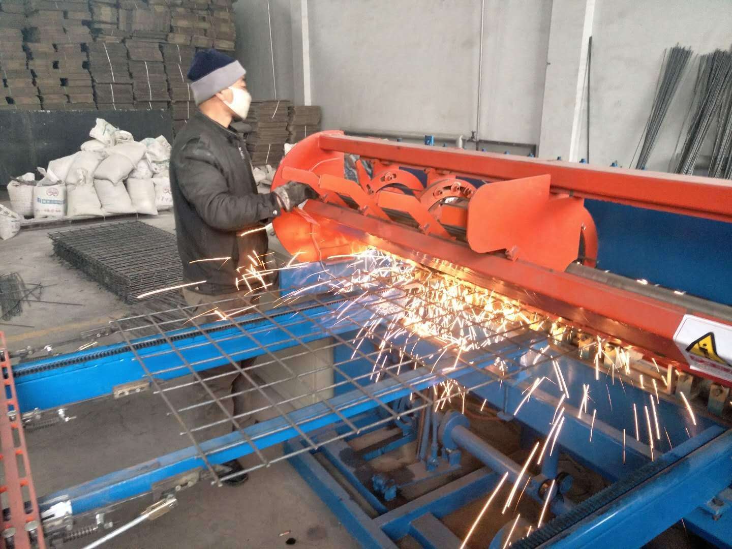 半自動焊網(wǎng)機投入使用段海青攝.jpg