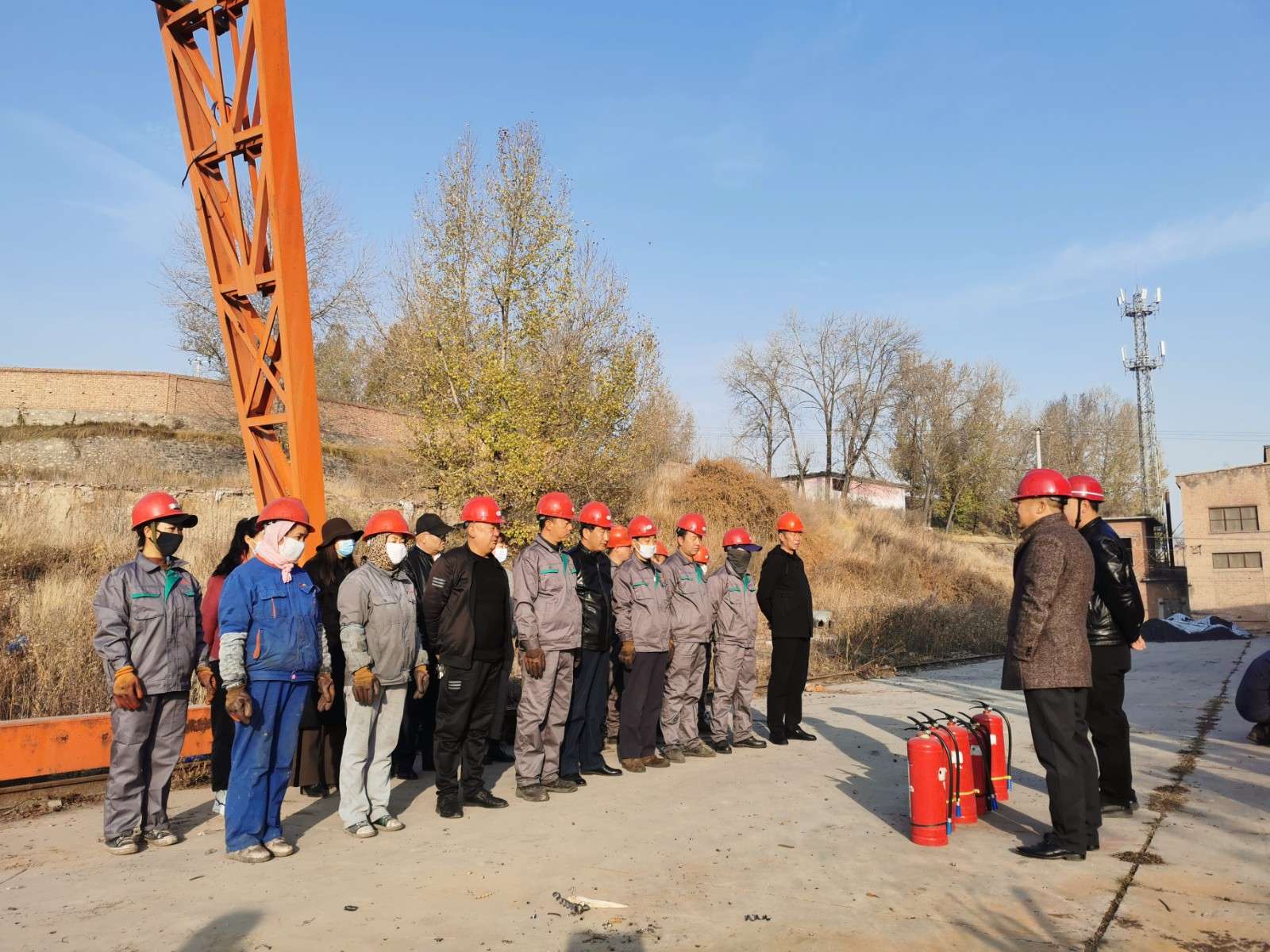 邀請物業(yè)保衛(wèi)科進行消防器材滅火講解現(xiàn)場  程彩琳攝.jpg