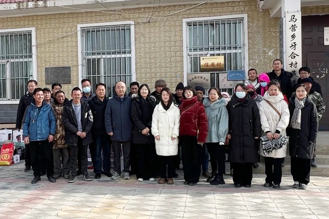 1月26日青海能源集團黨委副書記張繼文、紀委書記張春云和青海能投集團黨委書記王春梅等領導，代表兩集團黨委深入樂都區馬營鄉牙合村開展節前走訪慰問工作.jpg